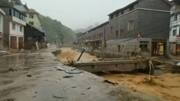 Çin’de bin yılın en şiddetli yağmuru nedeniyle yeraltı treni suyla doldu