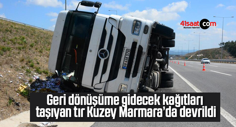 Geri dönüşüme gidecek kağıtları taşıyan tır Kuzey Marmara’da devrildi