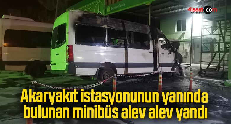 İzmir’de panik anları: Akaryakıt istasyonunun yanında bulunan minibüs alev alev yandı