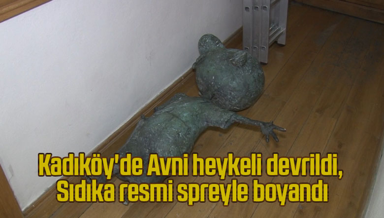 Kadıköy’de Avni heykeli devrildi, Sıdıka resmi spreyle boyandı