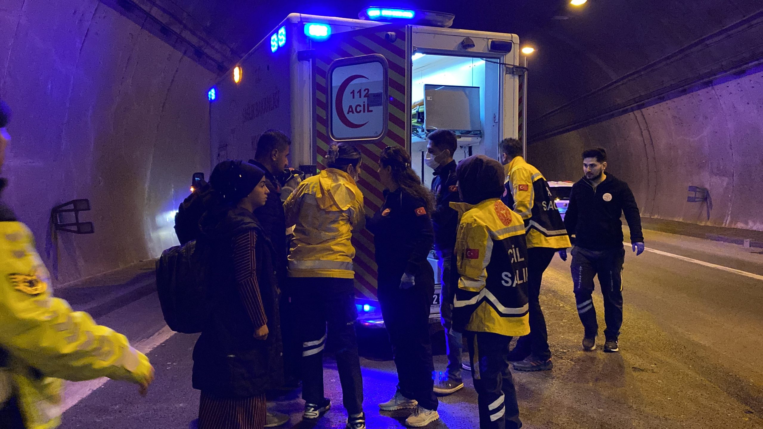 TEM'DE İKİ YOLCU OTOBÜSÜ VE TIR KAZAYA KARIŞTI: 14 YARALI
