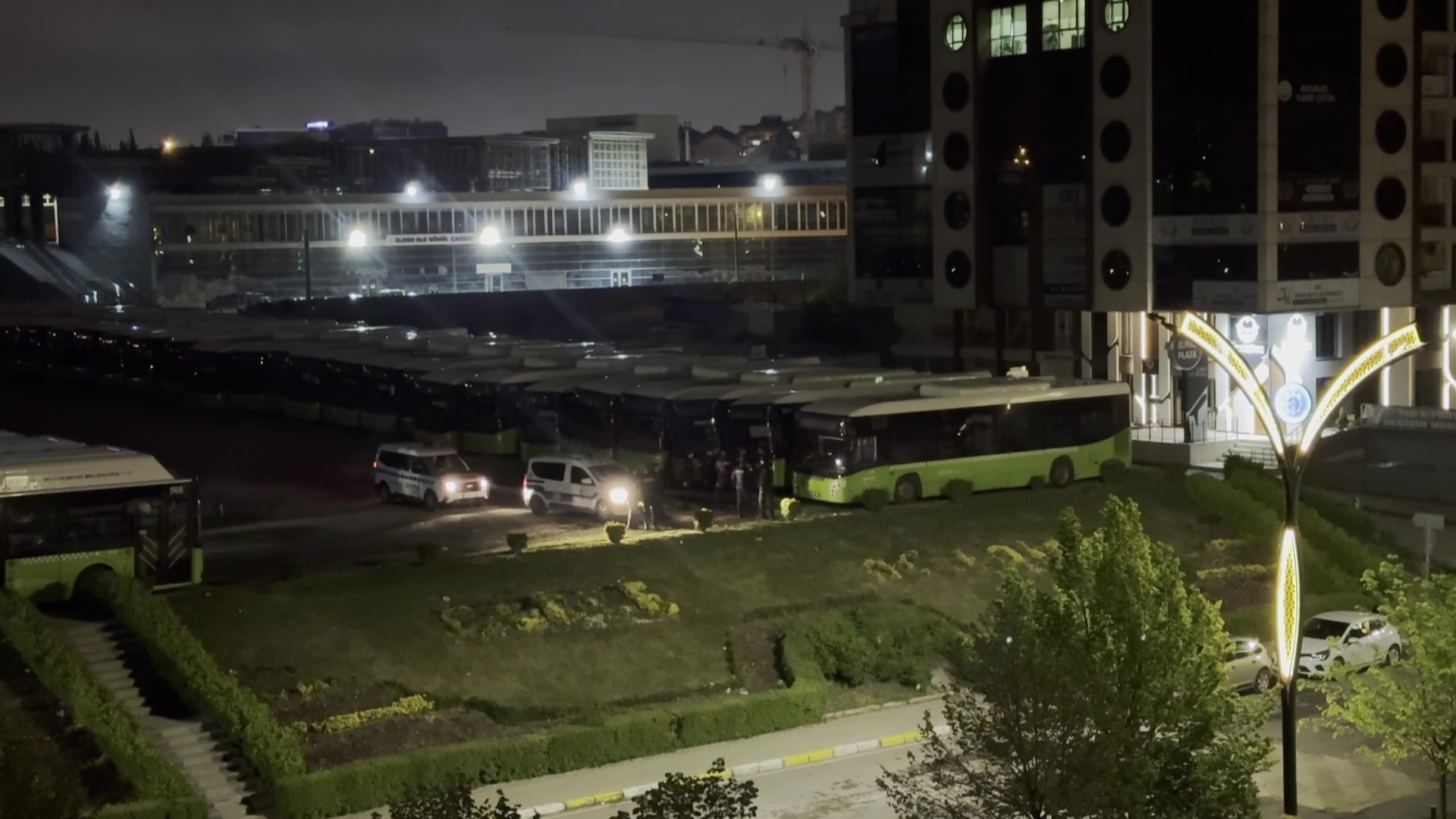 BELEDİYEYE AİT OTOBÜSÜ ÇALMAYA ÇALIŞAN HIRSIZLAR SUÇÜSTÜ YAKALANDI