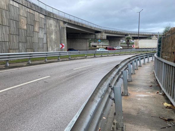 YAĞIŞLI HAVADA BARİYERE ÇARPAN MOTOSİKLETİN SÜRÜCÜSÜ HAYATINI KAYBETTİ