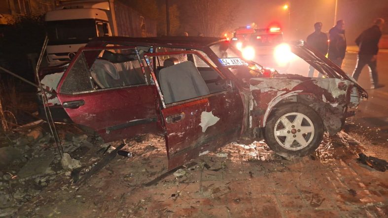 ALKOLLÜ SÜRÜCÜ SOLLAMA YAPARKEN DUVARA ÇARPTI: 3 YARALI