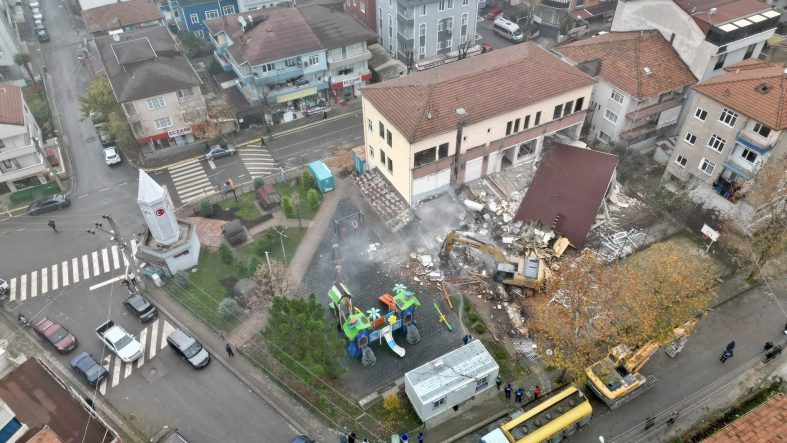 KÖRFEZ'DE RİSKLİ BİNA YIKILDI