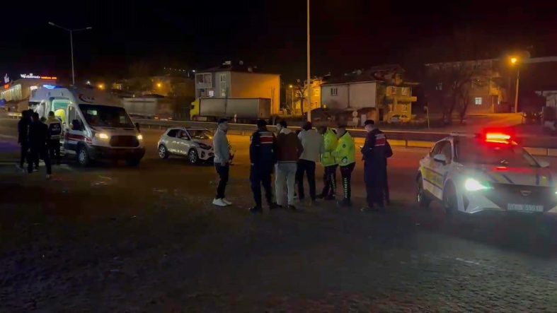 İNEGÖL'DE OTOMOBİLLER ÇARPIŞTI: 1'İ ÇOCUK 3 YARALI