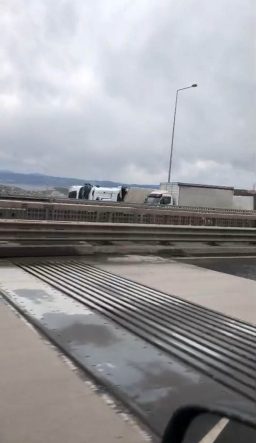 KUZEY MARMARA OTOYOLU'NDA ŞİDDETLİ FIRTINA: 2 TIR DEVRİLDİ