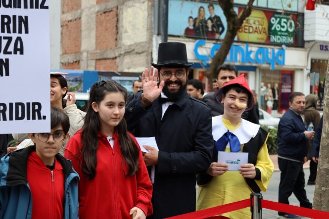 İZMİT'TE EDEBİYAT KAHRAMANLARI SOKAKLARA İNDİ