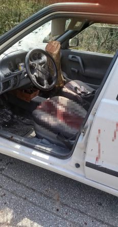 KAMYONDAN DÜŞEN TOMRUK SEYİR HALİNDEKİ OTOMOBİLE SAPLANDI