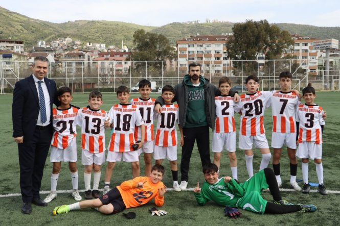 KÖRFEZ'DE 23 NİSAN FUTBOL TURNUVASININ ŞAMPİYONU ATATÜRK ORTAOKULU OLDU