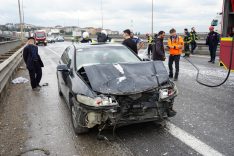 TEM OTOYOLU'NDA YOLA DÖKÜLEN ATIKLAR SONUCU ZİNCİRLEME KAZA, 7 ARAÇ BİRBİRİNE GİRDİ KAZA NEDENİYLE İSTANBUL YÖNÜ 1,5 SAAT KİLİTLENDİ