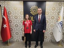 ŞAMPİYON MİLLİ YÜZÜCÜ ALARA SEVİNCİNİ BAŞKAN SEZER İLE PAYLAŞTI