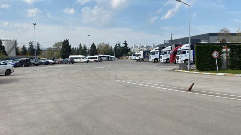 LASTİK FABRİKASINDA MAKİNEYE SIKIŞAN İŞÇİ HAYATINI KAYBETTİ