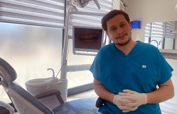 SOSYAL MEDYA ÜZERİNDE SATILAN DİŞ PARLATICI VE BENZERİ ÜRÜNLERE İNANMAYIN ASILSIZ DİŞ ÜRÜNLERİ KULLANLARDA YIKICI HASAR MEYDANA GELİYOR