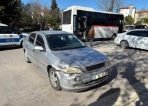 EDİRNE'DE MİNİBÜS İLE OTOMOBİL ÇARPIŞTI: 1 YARALI