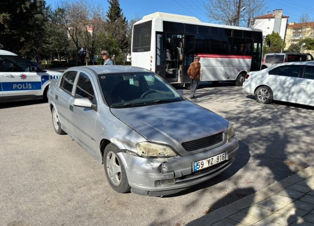 EDİRNE'DE MİNİBÜS İLE OTOMOBİL ÇARPIŞTI: 1 YARALI