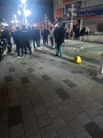 TRAFİĞE KAPALI CADDEDE MOTOSİKLET ÇOCUĞA ÇARPTI