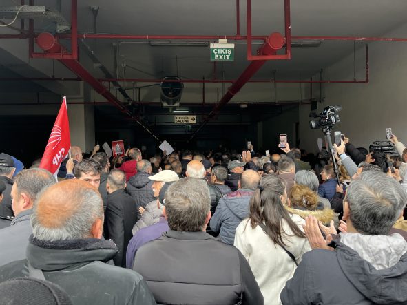 BURSA BÜYÜKŞEHİR BELEDİYE MECLİSİ'NDEKİ SEÇİM ÖNCESİ GERGİNLİK YAŞANDI POLİS GENİŞ GÜVENLİK TEDBİRİ ALDI, MECLİS ÜYELERİ HARİCİNDEKİ CHP'LİLER BELEDİYE MECLİS BİNASINA GİRMEK İSTEYİNCE ARBEDE YAŞANDI, CAMLAR KIRILDI ÇEVİK KUVVET BARİYERLERİ AŞIP CAMI KIRIP BELEDİYE BİNASINA GİRMEK İSTEYEN GRUBA MÜDAHALE ETTİ