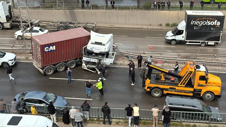 D-100'DE KAZAYA KARIŞAN TIR MAKASLAYARAK KARŞI ŞERİDE GEÇTİ KOCAELİ'DE TIR VE İKİ OTOMOBİL KAZAYA KARIŞTI
