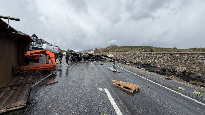 BİTLİS'TE İŞ MAKİNESİ İLE TIR ÇARPIŞTI: 1'İ AĞIR 3 YARALI