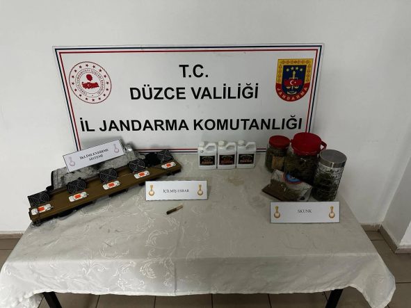 EVLERİNDE KENEVİR BAHÇESİ KURAN 2 KARDEŞ SUÇÜSTÜ YAKALANDI