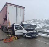 AŞKALE YOLUNDA FECİ KAZA: HAFİF TİCARİ ARAÇ, TIR'A ARKADAN ÇARPTI, 2 ÖLÜ 3 YARALI