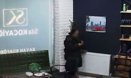 ARNAVUTKÖY'DE KADIN KUAFÖRÜNDE "ÖDEME YAPMADAN KAÇTI" İDDİASI KADIN KUAFÖRÜNDE İŞLEM YAPTIRAN KİŞİ, YAKLAŞIK 3 SAAT SÜREN HİZMETİN ARDINDAN ÖDEME YAPMADAN İŞ YERİNDEN AYRILDI