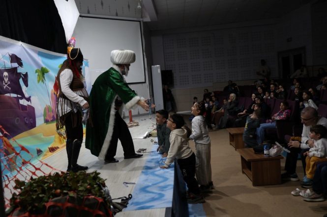 ÇOCUKLAR "NASRETTİN HOCA KORSANLARA KARŞI" OYUNUNDA BULUŞTU