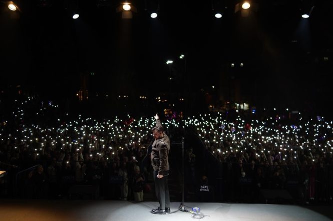 BİLECİK CUMHURİYET MEYDANI'NDA EKİN UZUNLAR KONSERİ