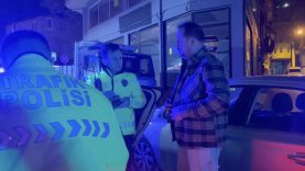 BURSA'DA TERS YÖNE GİREN ALKOLLÜ SÜRÜCÜYE AĞIR CEZA BURSA'DA TERS YÖNE GİREN ALKOLLÜ SÜRÜCÜNÜN EHLİYETİNE 2 YIL EL KONULDU, 60 BİN LİRA CEZA KESİLDİ