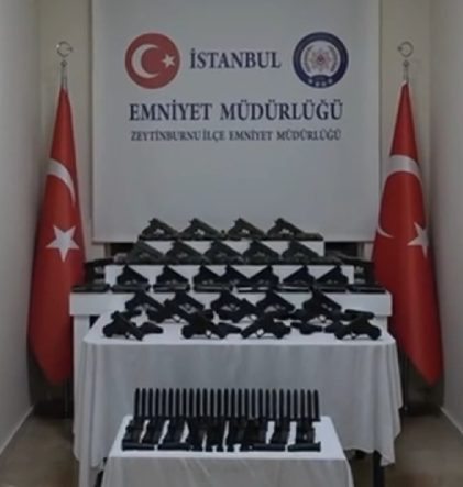 İSTANBUL'DA KAÇAK SİLAH OPERASYONU: 91 TABANCA ELE GEÇİRİLDİ ZEYTİNBURNU VE SULTANGAZİ'DE BİR ARACA VE 2 EVE YAPILAN OPERASYONDA, SİLAHLARLA BAĞLANTISI OLAN 3 ŞÜPHELİ GÖZALTINA ALINDI