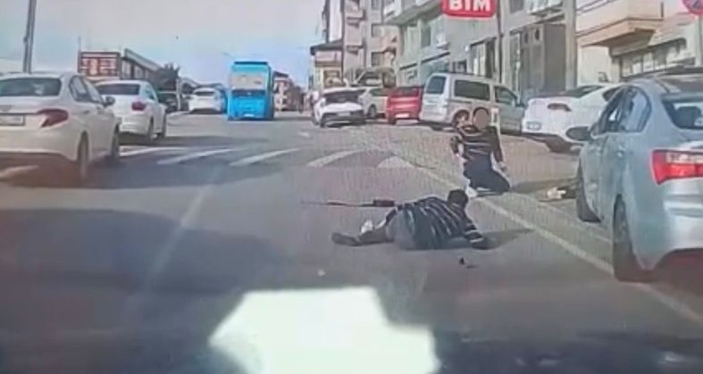 DİREKSİYON BAŞINDA UYUDUĞU ÖNE SÜRÜLEN SÜRÜCÜ, KALDIRIMDAKİ YAYALARA ÇARPTI