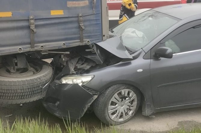 OTOMOBİL PARK HALİNDEKİ TIRA ÇARPTI: 5 YARALI