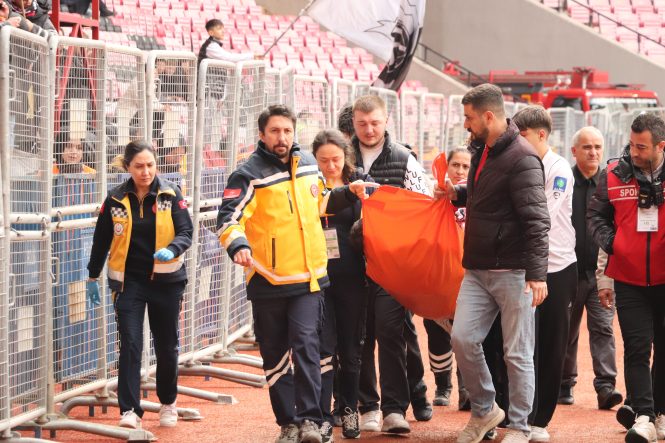 TRİBÜNDE EPİLEPSİ NÖBETİ GEÇİREN TARAFTARA SAĞLIK EKİPLERİ MÜDAHALE ETTİ