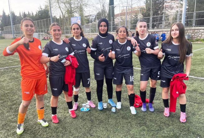 KÖRFEZ'İN KIZ FUTBOL TAKIMLARINDAN ÇİFTE GALİBİYET
