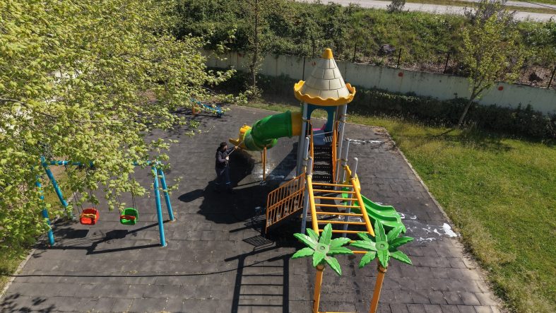 ÇAYIROVA'DA PARKLARIN OYUN GRUPLARI YIKANIYOR