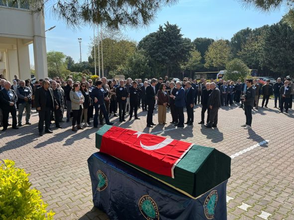 AKADEMİSYEN DOĞAN YAVAŞ, FAKÜLTESİ ÖNÜNDEN DUALARLA UĞURLANDI