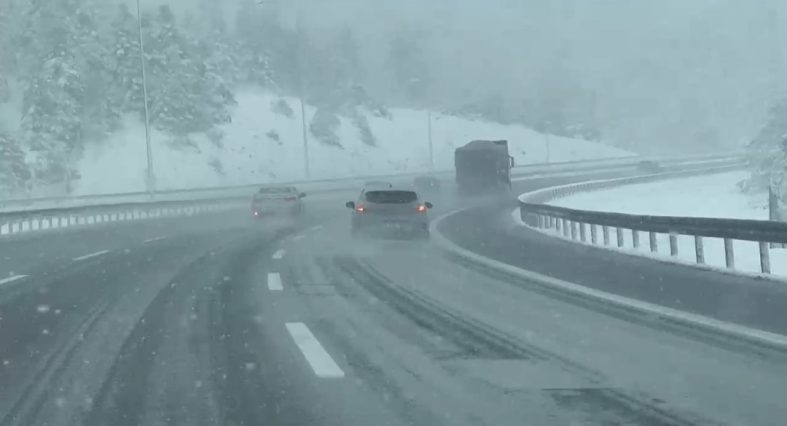 BARTIN - ANKARA KARAYOLU'NDA YOĞUN KAR YAĞIŞI KAZALARI DA BERABERİNDE GETİRDİ