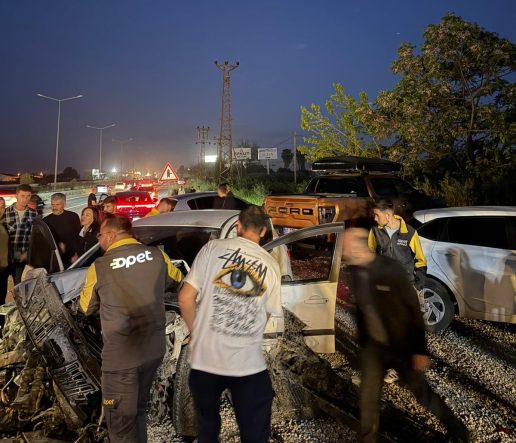 ANTALYA'DA KONTROLDEN ÇIKAN OTOMOBİL PARK HALİNDEKİ ARAÇLARI HURDAYA ÇEVİRDİ: 4 YARALI KAZA ANI GÜVENLİK KAMERASINA YANSIDI