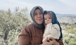 SOSYAL MEDYAYI SALLAYAN İKİLİ: ANNE VE 7,5 AYLIK KIZI İZLEYENLERİN YÜZÜNDE TEBESSÜM BIRAKIYOR GEZMEYİ SEVEN 7,5 AYLIK GÖKÇE VE ANNESİNİN VİDEOLARINI MİLYONLAR İZLİYOR ANNE ELİF ÖZER: "AYNI POZİSYONDA KALMAK İSTEMEYEN BİR BEBEK. ONU SÜREKLİ GEZDİRMEK VE YENİ ŞEYLER KEŞFETMEK ZORUNDAYIZ"