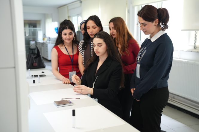 GELECEĞİN DİŞ HEKİMLERİ VE ECZACILARI SEKTÖRÜN NABZINI TUTTU KOSTÜ'DE BİLİM RÜZGARI