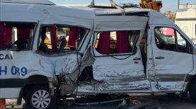 KOCAELİ'DE TIR İLE ÇARPIŞAN SERVİS ARACINDAKİ 8 YARALIDAN 1'İ HAYATINI KAYBETTİ