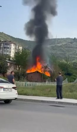 KOCAELİ'DE TEK KATLI EV ALEVLERE TESLİM OLDU