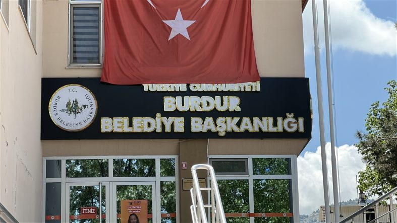BURDUR BELEDİYESİ'NE YÖNELİK SORUŞTURMADA 'GÖREVİ KÖTÜYE KULLANMA' SUÇUNDAN 51 SANIK HAKKINDA HAZIRLANAN İDDİANAME KABUL EDİLDİ