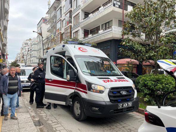 SİNOP'TA HAFİF TİCARİ ARAÇ YAYAYA ÇARPTI