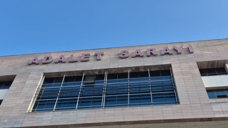 BELEDİYE BAŞKANINA HAKARET EDEN İYİ PARTİLİ'YE 7 AY HAPİS ZEYNEP AKGÜN GÜNEŞ'E HAKARET DAVASINDA KARAR: SANIĞA 7 AY 15 GÜN HAPİS CEZASI