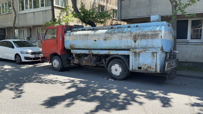 PARK HALİNDEKİ SU TANKERİNE ÇARPAN SCOOTER SÜRÜCÜSÜ YARALANDI