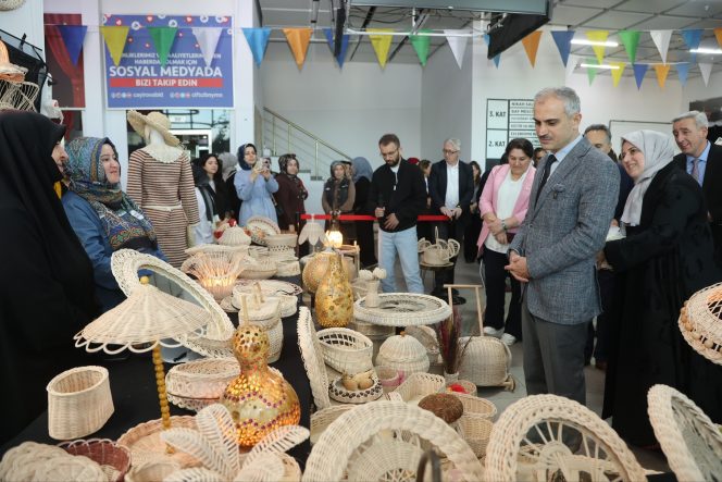 ÇAYIROVA'DA EL EMEĞİ GÖZ NURU ESERLER GÖRÜCÜYE ÇIKTI