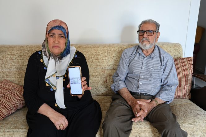 YAŞLI ÇİFT, EV ALMAK İÇİN BİRİKTİRDİKLERİ 2 KİLOGRAM ALTINI DOLANDIRICILARA KAPTIRDI DOLANDIRICILAR, YAŞLI ÇİFTİ 'SAVCI BEY 4 VESİKALIK FOTOĞRAF İSTİYOR' DİYEREK KANDIRIP EVDEN UZAKLAŞTIRDI ALTINLARI DOLANDIRICILARA VEREN SAADET PAMUK: "BU İNSANLAR NASIL KANIYOR DİYE TELEVİZYONDA İZLERDİK, BİZİM DE BAŞIMIZA GELDİ" "EVLADIMA EV ALACAKTIK, ARSA SATTIK, BÜTÜN BİRİKİMLERİMİZ GİTTİ"