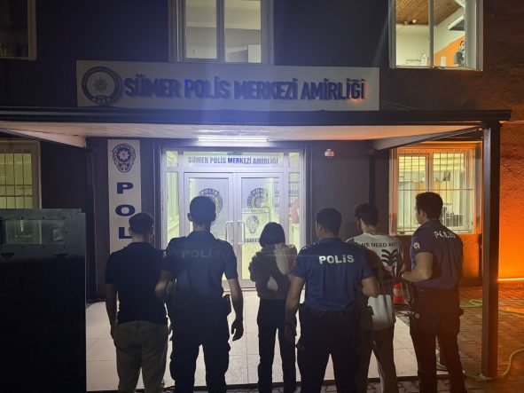 SAKARYA'DAN KOCAELİ'YE GELEN ARAÇTA UYUŞTURUCU ELE GEÇİRİLDİ: 3 GÖZALTI